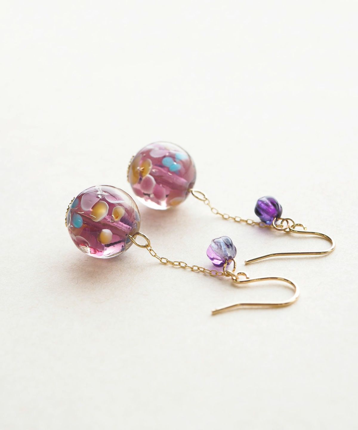 Swinging glass bead earrings - Purple
