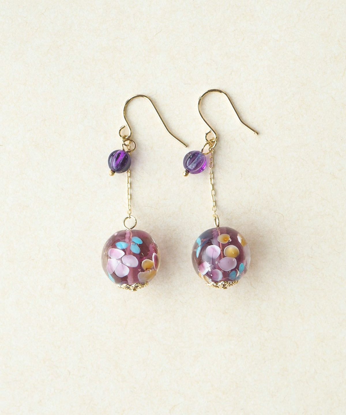 Swinging glass bead earrings - Purple