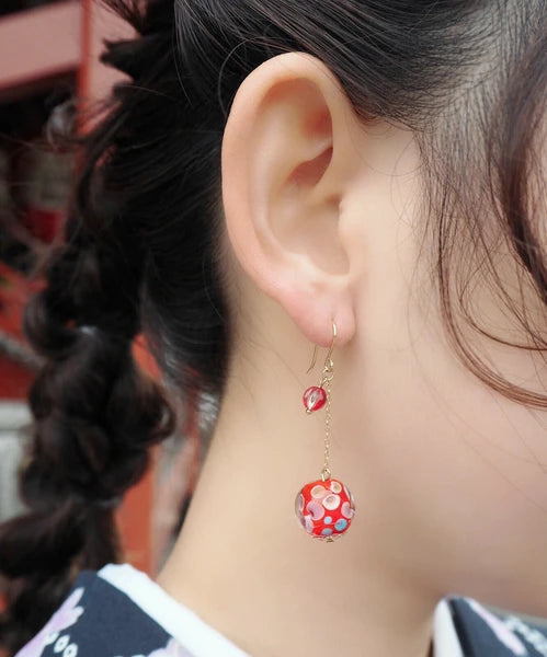 Swinging glass bead earrings - Red