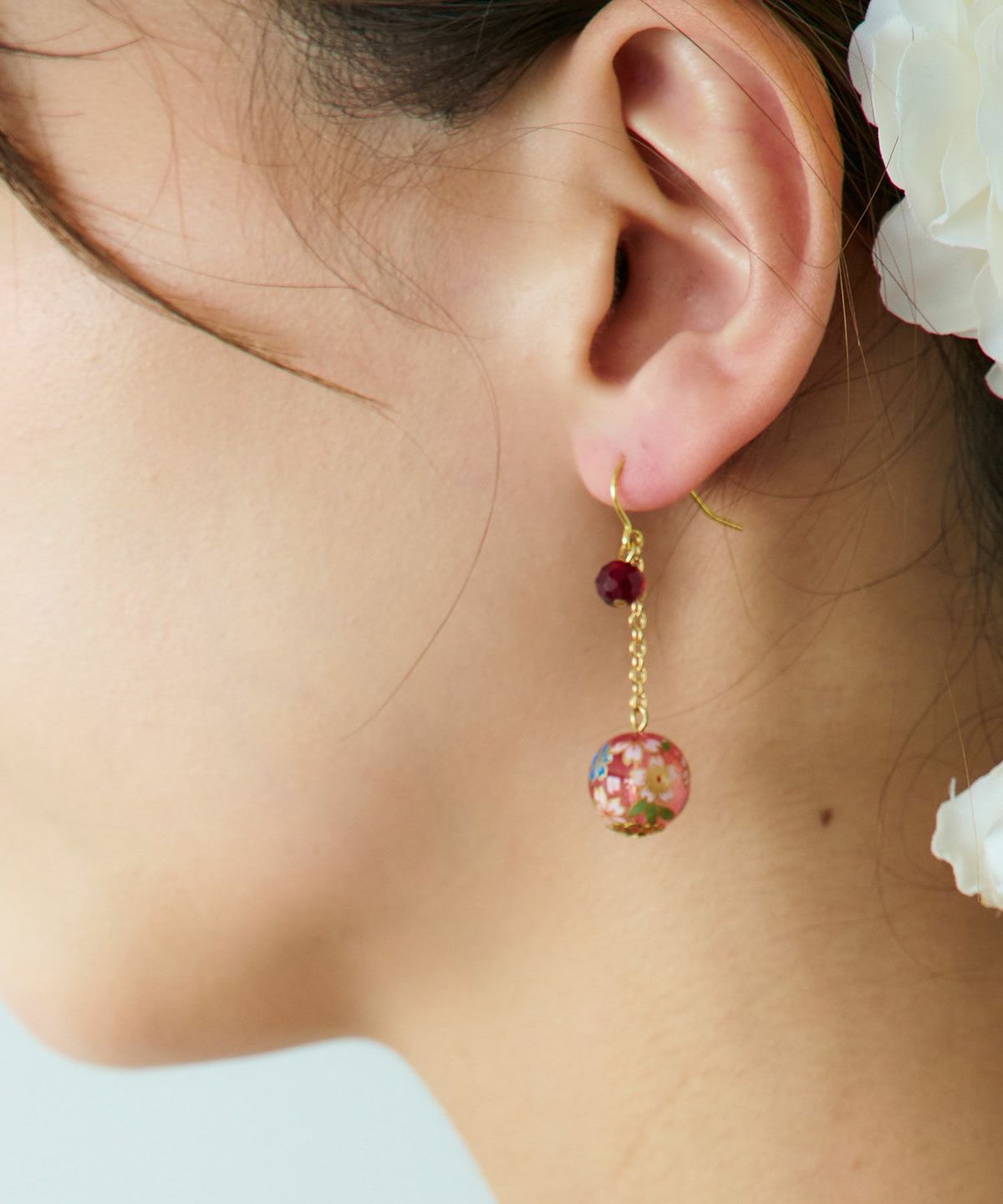 Swinging glass bead earrings - Red