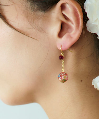 Swinging glass bead earrings - Red
