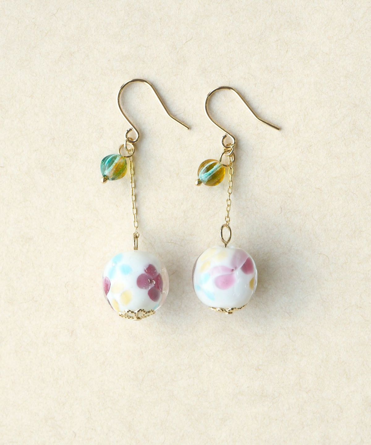 Swinging glass bead earrings - White