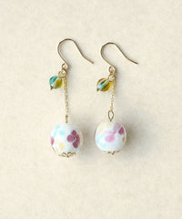 Swinging glass bead earrings - White