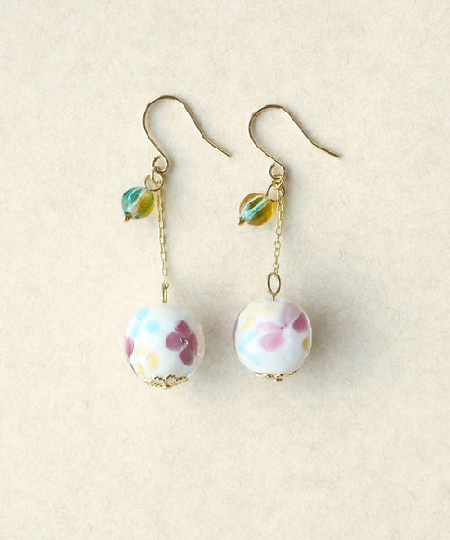 Swinging glass bead earrings - White