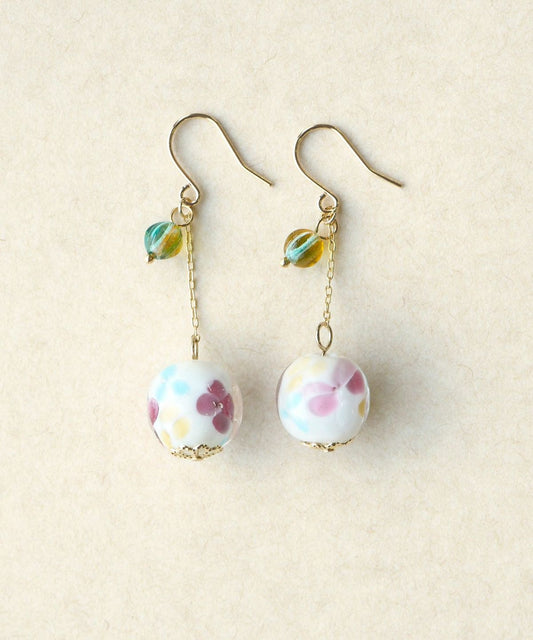 Swinging glass bead earrings - White