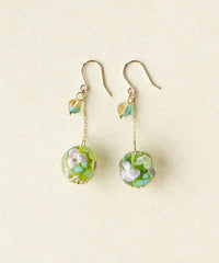 Swinging glass bead earrings - Green