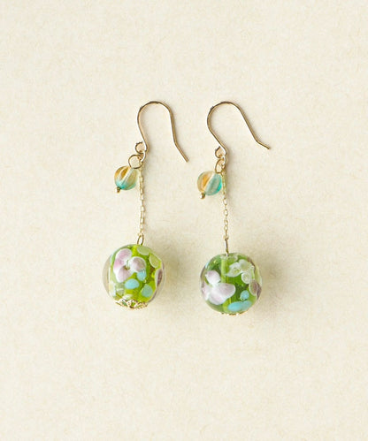 Swinging glass bead earrings - Green