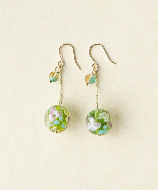Swinging glass bead earrings - Green