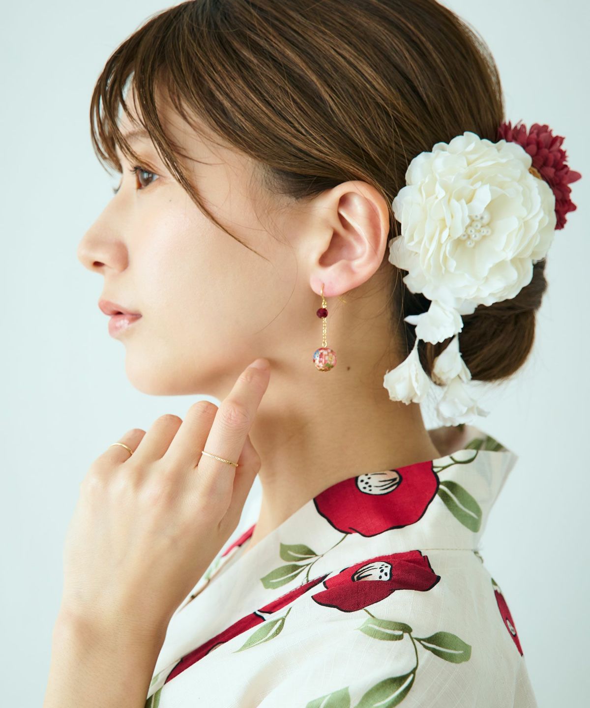 Swinging glass bead earrings - White